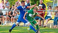 Friesens Ben Volk (r.) im Zweikampf mit dem Mitwitzer Moritz B&uuml;ttner &ndash; heute treffen beide Mannschaften im Pokal aufeinander. Heinrich Wei&szlig;