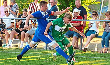 Friesens Ben Volk (r.) im Zweikampf mit dem Mitwitzer Moritz B&uuml;ttner &ndash; heute treffen beide Mannschaften im Pokal aufeinander. Heinrich Wei&szlig;