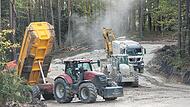 Große Erdbewegungen finden zurzeit an der scharfen Kurve bei Krumme Fohre statt. Weil der Hang ins Rutschen geraten war, wird der Unterbau der Staatsstraße 2190 erneuert.