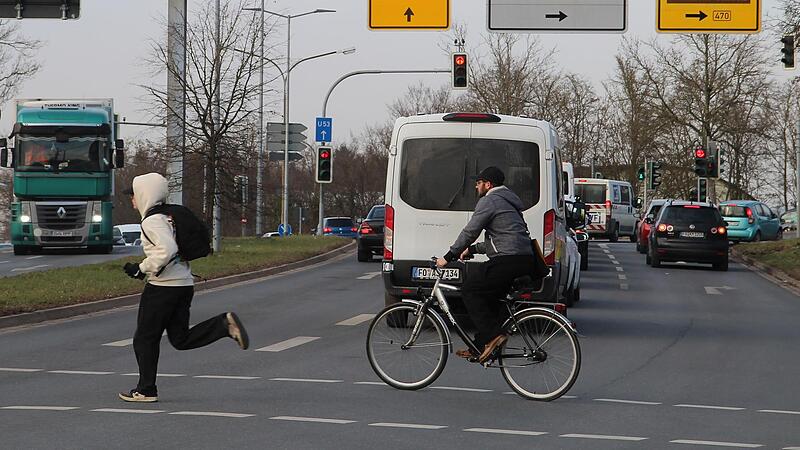 Wie will es Forchheim schaffen, den Verkehr vor allem in der Innenstadt nicht unter die Räder kommen zu lassen? Einem Verkehrskonzept sind die Planer wieder ein Stück näher – dank reger Beteiligung der Einwohner.Forchheim & Fränkische Schweiz Wie will es Forchheim schaffen, den Verkehr vor allem in der Innenstadt nicht unter die Räder kommen zu lassen? Einem Verkehrskonzept sind die Planer wieder ein Stück näher – dank reger Beteiligung der Einwohner.Forchheim & Fränkische Schweiz