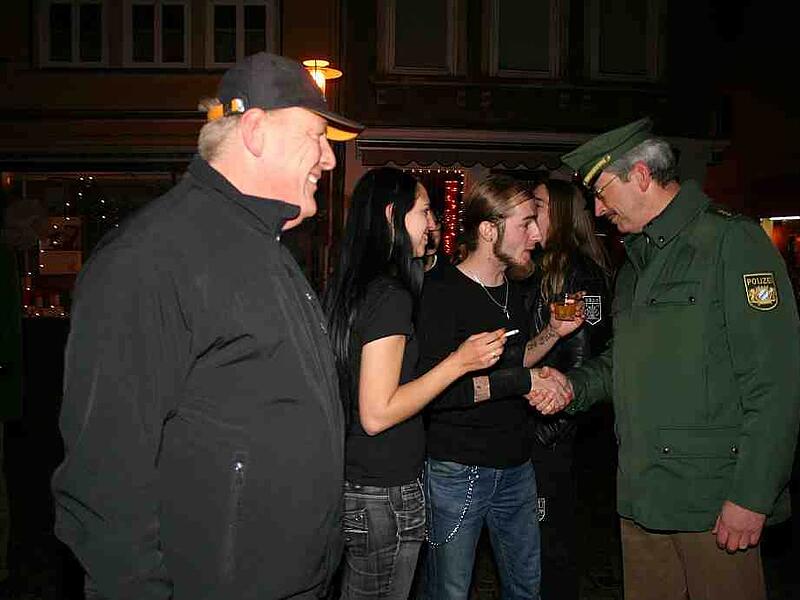 Dezember 2008: Ausgelassen feiern, ohne mit dem Gesetz in Konflikt geraten - das geht. Links ehemaliger Oberbürgermeister Norbert Kastner, rechts Udo Skrypczak, damals Polizeidirektor, bei einem nächtlichen Streifengang. Dezember 2008: Ausgelassen feiern, ohne mit dem Gesetz in Konflikt geraten - das geht. Links ehemaliger Oberbürgermeister Norbert Kastner, rechts Udo Skrypczak, damals Polizeidirektor, bei einem nächtlichen Streifengang.