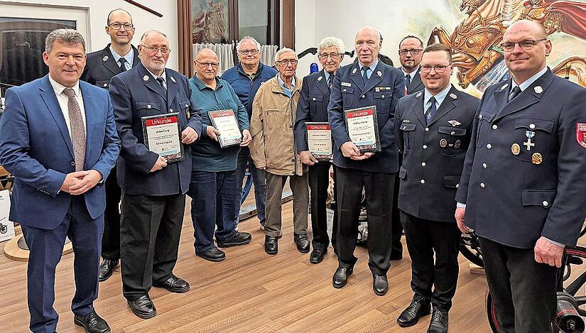 Von links: B&uuml;rgermeister Carsten Joneitis, stellvertretender Kommandant Georg Hahner, Anton Lang, Anton G&ouml;rtler, Dritter B&uuml;rgermeister Ernst Ringel, Otto Simon, Heinrich G&ouml;rtler, Matthias G&ouml;rtler, Vorsitzender David Minke, Zweiter Vorsitzender Seb...