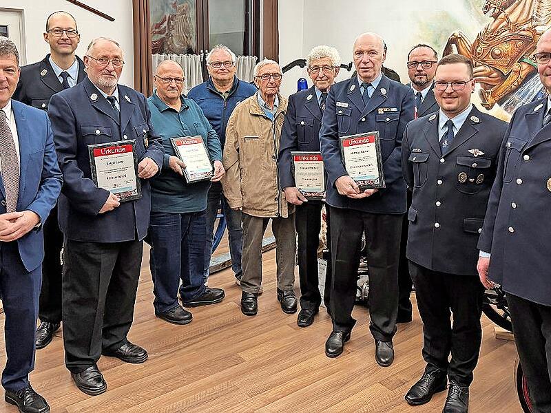 Von links: B&uuml;rgermeister Carsten Joneitis, stellvertretender Kommandant Georg Hahner, Anton Lang, Anton G&ouml;rtler, Dritter B&uuml;rgermeister Ernst Ringel, Otto Simon, Heinrich G&ouml;rtler, Matthias G&ouml;rtler, Vorsitzender David Minke, Zweiter Vorsitzender Seb...