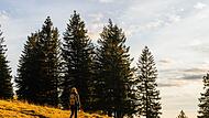 Eine Frau wandert am Feldberg