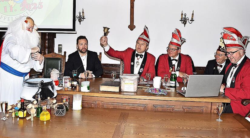Im Sitzungssaal des Rathauses wurden von den Narren die besonderen Ereignisse, die es seit dem letzten Fasching gegeben hatte, aufgelistet.