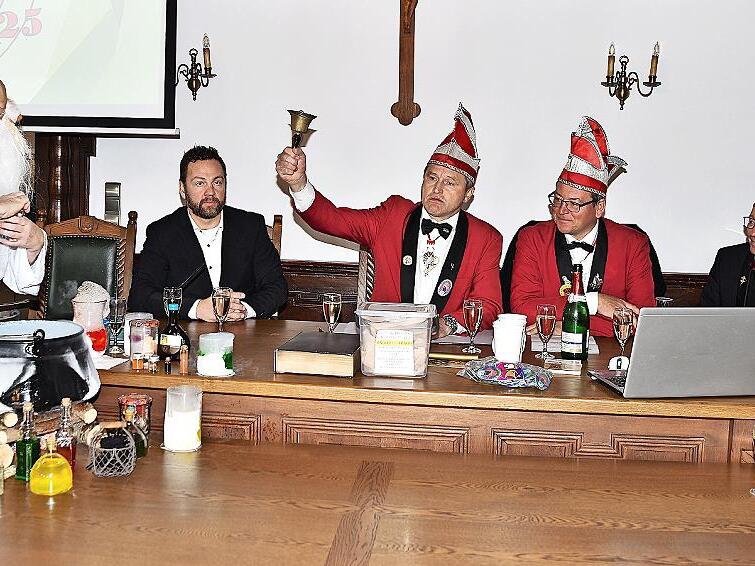 Im Sitzungssaal des Rathauses wurden von den Narren die besonderen Ereignisse, die es seit dem letzten Fasching gegeben hatte, aufgelistet. Im Sitzungssaal des Rathauses wurden von den Narren die besonderen Ereignisse, die es seit dem letzten Fasching gegeben hatte, aufgelistet.