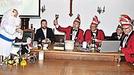 Im Sitzungssaal des Rathauses wurden von den Narren die besonderen Ereignisse, die es seit dem letzten Fasching gegeben hatte, aufgelistet. Im Sitzungssaal des Rathauses wurden von den Narren die besonderen Ereignisse, die es seit dem letzten Fasching gegeben hatte, aufgelistet.