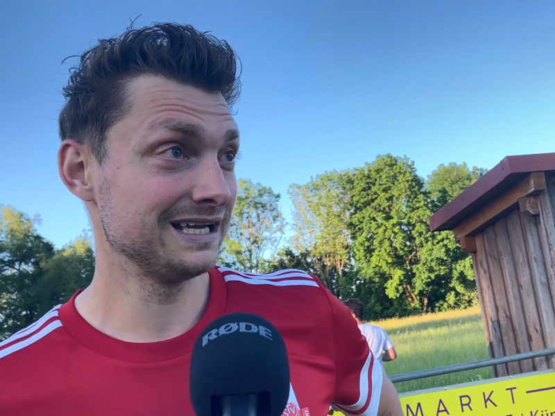 Wei&szlig;enbrunns Spielertrainer kann es auch nach dem Spielende kaum fassen, was er zuvor auf dem Platz erlebt hat.