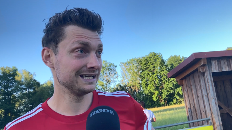 Weißenbrunns Spielertrainer kann es auch nach dem Spielende kaum fassen, was er zuvor auf dem Platz erlebt hat. Weißenbrunns Spielertrainer kann es auch nach dem Spielende kaum fassen, was er zuvor auf dem Platz erlebt hat.
