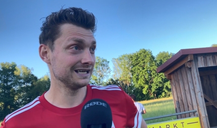 Wei&szlig;enbrunns Spielertrainer kann es auch nach dem Spielende kaum fassen, was er zuvor auf dem Platz erlebt hat.