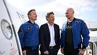 Bundeswirtschaftsminister Robert Habeck (Mitte) vor dem Abflug in die USA mit den Astronauten Alexander Gerst (rechts) und Matthias Maurer.