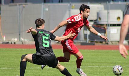 Aykut Civelek (rechts) l&auml;sst sich von Marlon Fritschi nicht aufhalten.