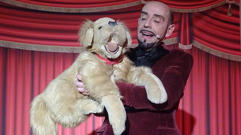 Marcelini und Hund Oskar lieferten sich einen genussvollen Schlagabtausch auf der Bühne.