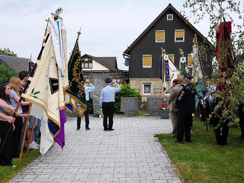Die Totenehrung am Kriegerdenkmal mit dem „Guten Kameraden“. Hier gedachte die Krieger- und Soldatenkameraschaft Birnbaum der Gefallenen aus den beiden Weltkriegen. Die Totenehrung am Kriegerdenkmal mit dem „Guten Kameraden“. Hier gedachte die Krieger- und Soldatenkameraschaft Birnbaum der Gefallenen aus den beiden Weltkriegen.