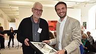 Landrat Jonas Gleich (rechts) bekam von Carsten Thom den Druck „Markt Waafn“ überreicht. Uschi Prawitz Landrat Jonas Gleich (rechts) bekam von Carsten Thom den Druck „Markt Waafn“ überreicht. Uschi Prawitz