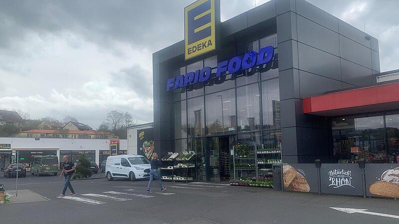 Der Edeka-Markt auf dem fr&uuml;heren Festplatz wird ins neue Einkaufszentrum nebenan umziehen. In dem Geb&auml;ude darf sich danach kein Lebensmittelmarkt ansiedeln. Das gilt nicht f&uuml;r den fr&uuml;heren Neukauf gegen&uuml;ber.