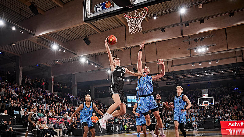 Richard Balint (gegen Jan-Niklas Wimberg) erzielte die ersten Punkt der Partie. Im zweiten Viertel musste er, nachdem ihm ein Zahn ausgeschlagen worden war, passen.