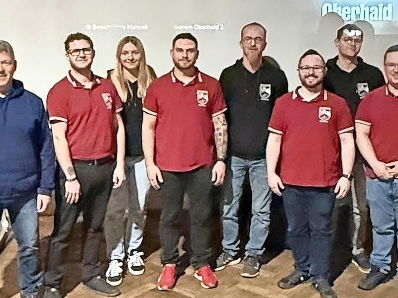 B&uuml;rgermeister Carsten Joneitis (links) mit derm Vereinsvorstand des Kirchweihvereins Oberhaid.