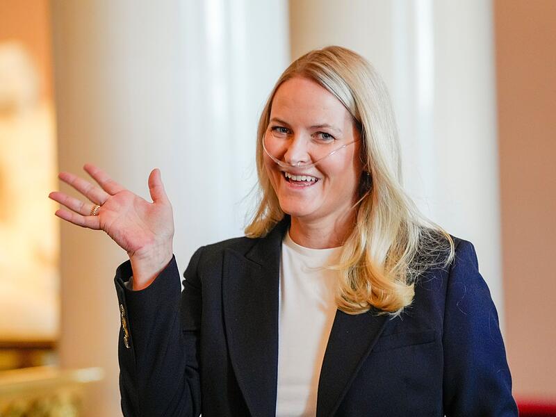 Mette-Marit mit Sauerstoffgerät bei offiziellem Termin Mette-Marit mit Sauerstoffgerät bei offiziellem Termin