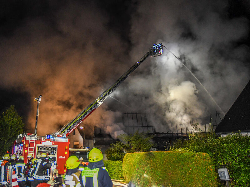 Der Wasserwerfer verhinderte, dass die Flammen auf andere Gebäude übergreifen konnte.