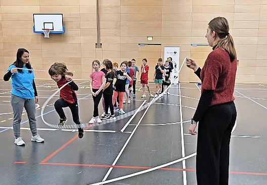 Sch&uuml;lerinnen und Sch&uuml;ler beim Seilspringen