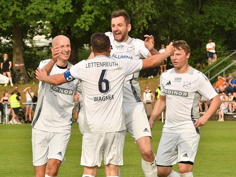 Die SpVgg Lettenreuth bejubelt das Tor des Tages durch Benjamin Stottele im Relegationsspiel gegen Marktgraitz.