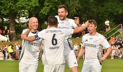 Die SpVgg Lettenreuth bejubelt das Tor des Tages durch Benjamin Stottele im Relegationsspiel gegen Marktgraitz.