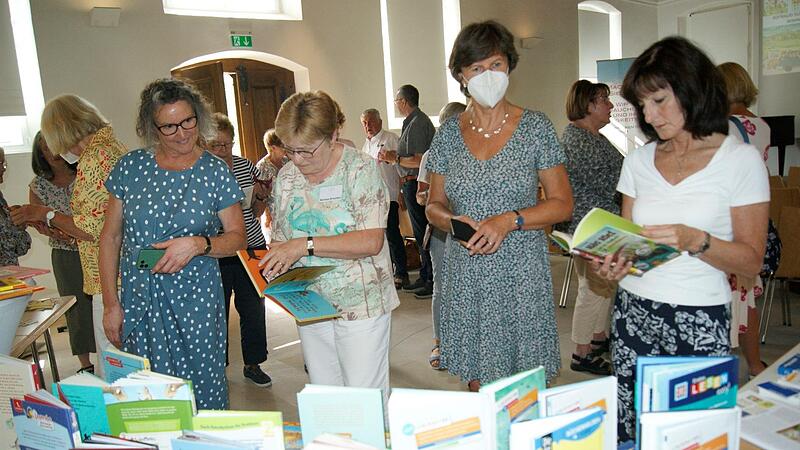 Anschauen, probelesen und merken: Die Teilnehmenden der Fortbildung erhielten viele neue Buch-Anregungen.