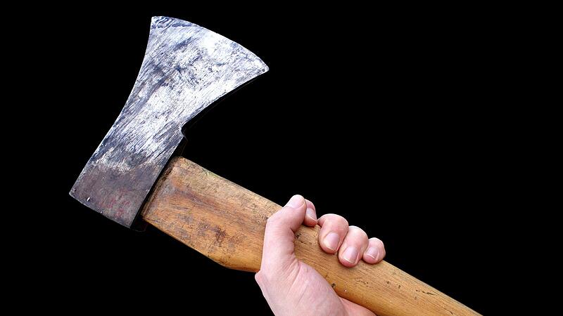 Ein Mann aus Erlangen soll mit einer Axt Polizisten angegriffen haben. Nun steht er vor Gericht. Unser Foto zeigt ein Symbolbild. Ein Mann aus Erlangen soll mit einer Axt Polizisten angegriffen haben. Nun steht er vor Gericht. Unser Foto zeigt ein Symbolbild.