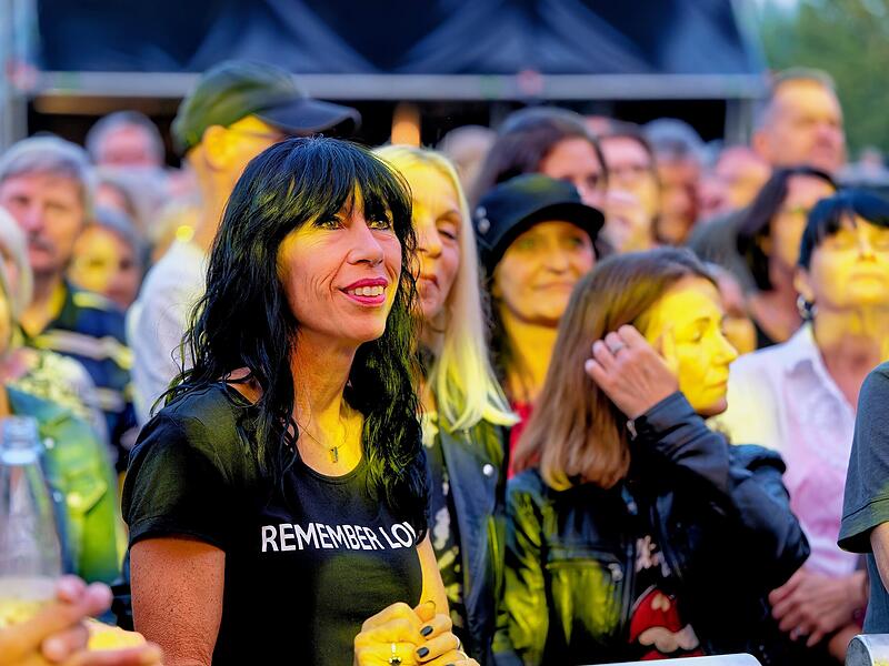 Muskul&ouml;ser Sound, die Gitarren kreischen, das Schlagzeug scheppert &ndash; so feiert Nena mit 4000 Fans beim Sternenfestival in Burgebrach