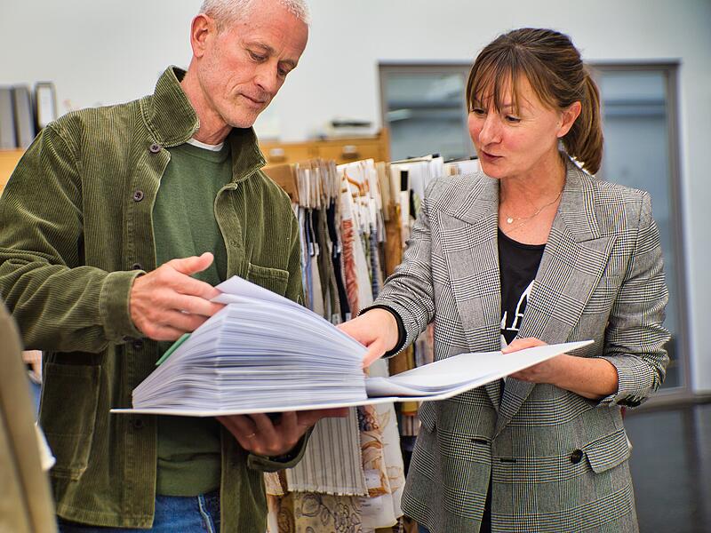 Immer auf der Suche nach dem neuesten Modetrend: Vorstand Oliver D&uuml;ck und Designerin Juliane Wirth.