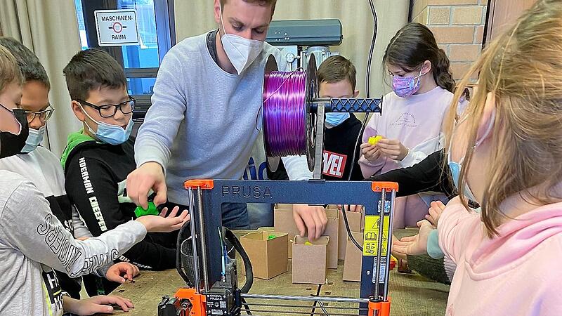 Eifrig bei der Sache waren die Sch&uuml;ler und Martin Haseney.