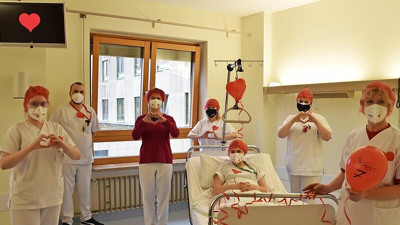 Rote Hauben und rote Herzen sind die Symbole, mit denen die Mitarbeiter der Helios-Frankenwaldklinik in Kronach einmal im Jahr an die Herzgesundheit von Frauen erinnern.