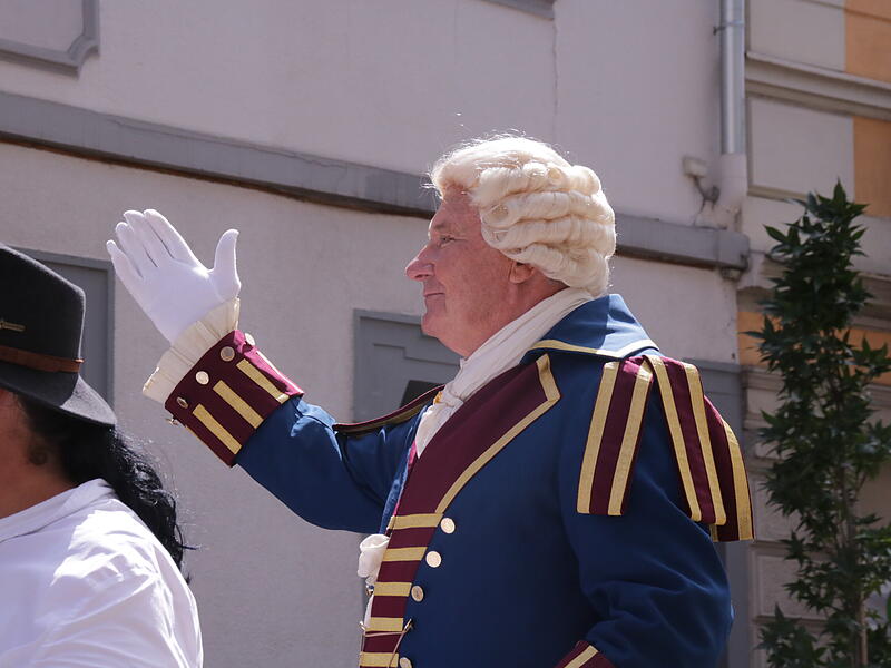 Otmar Lutz, verkleidet als Balthasar Neumann, gr&uuml;&szlig;te die Besucher.