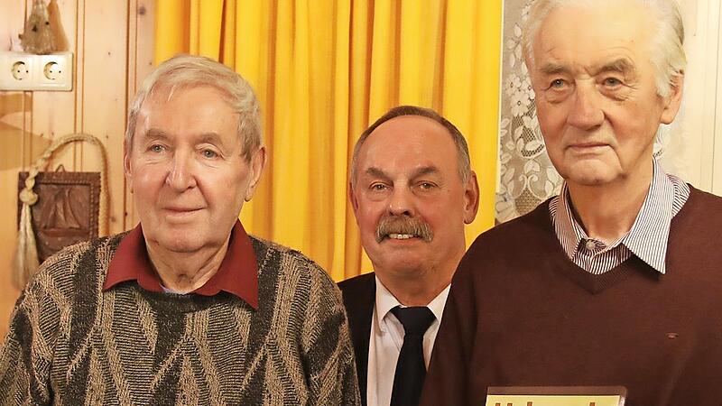 Vorsitzende Udo Hoppe (Mitte) ehrte für 35 Jahre Mitgliedschaft im Seemannschor Siegfried Fuhrmann (links) und für 25 Jahre Mitgliedschaft Dieter Krämer. Vorsitzende Udo Hoppe (Mitte) ehrte für 35 Jahre Mitgliedschaft im Seemannschor Siegfried Fuhrmann (links) und für 25 Jahre Mitgliedschaft Dieter Krämer.
