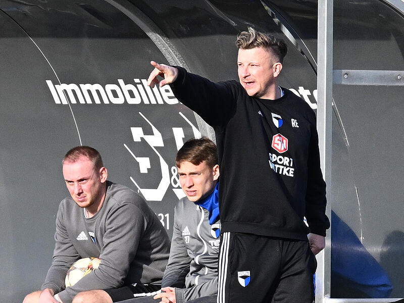 Jahn Forchheim: Trainer René Ebert spricht vor Ammerthal Klare Gesten, eindeutige Ansprüche: René Ebert will mit Jahn Forchheim im Rennen um den Bayernliga-Aufstieg bleiben.
