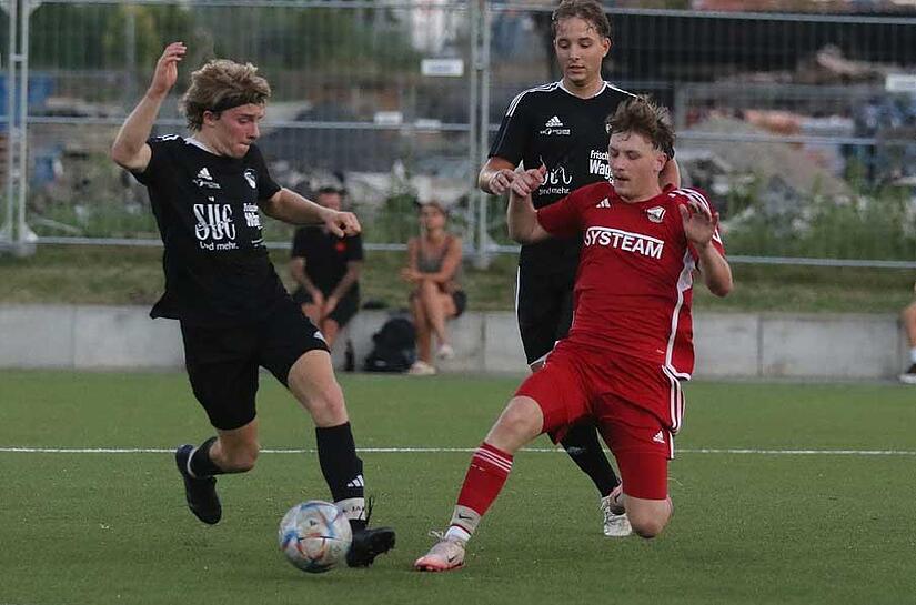 Niklas Hopfenm&uuml;ller vom TSV Staffelstein (rot) und Julius Kaul vom FC Coburg II im Zweikampf