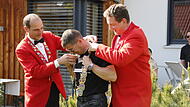 Bernd Waldner (links) und Klaus Greubel (rechts) &uuml;berreichten Matthias H&uuml;ttl eine Narrenkette.