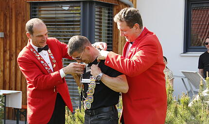 Bernd Waldner (links) und Klaus Greubel (rechts) &uuml;berreichten Matthias H&uuml;ttl eine Narrenkette.