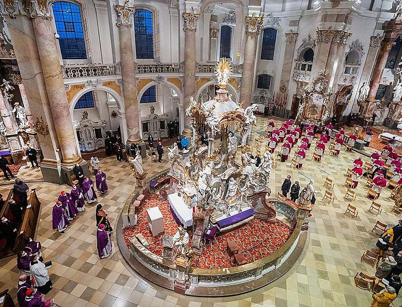 In der Basilika Vierzehnheiligen muss die Heizung nicht gedrosselt werden, weil es keine gibt. Wer dort einen Gottesdienst besucht weiß, dass man wärmende Kleidung tragen sollte – und vielleicht auch Decken mitbringen sollte, wie das die Besucher ...