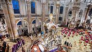 In der Basilika Vierzehnheiligen muss die Heizung nicht gedrosselt werden, weil es keine gibt. Wer dort einen Gottesdienst besucht weiß, dass man wärmende Kleidung tragen sollte – und vielleicht auch Decken mitbringen sollte, wie das die Besucher ...