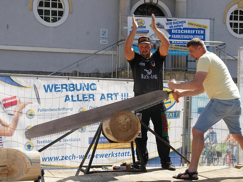 Timbersportler Danny Martin feuerte Waldemar Schander an, der sich beim Zuschauers&auml;gen ausprobierte.
