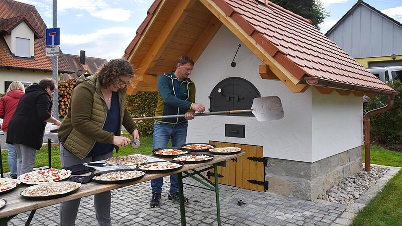 Der Ofen wurde mit Flammkuchen eingeweiht.Forchheim & Fr&auml;nkische Schweiz