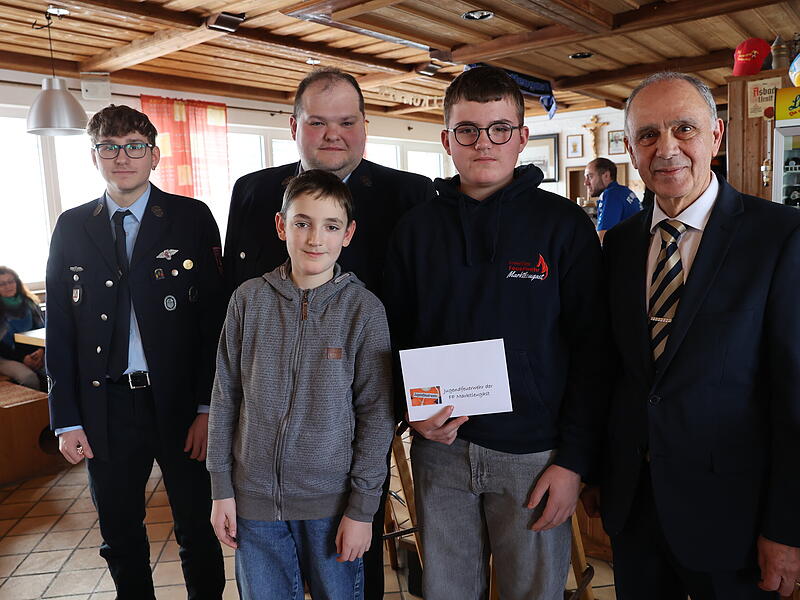 Bei seinem letzten Neujahrsempfang in der Funktion des B&uuml;rgermeisters zeichnete Franz Uome die Jugendwehr aus und bedachte sie mit 150 Euro.