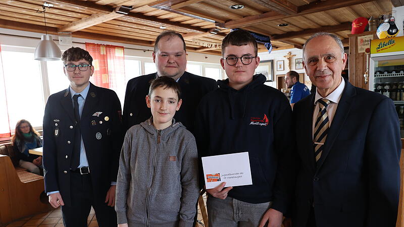 Bei seinem letzten Neujahrsempfang in der Funktion des B&uuml;rgermeisters zeichnete Franz Uome die Jugendwehr aus und bedachte sie mit 150 Euro.