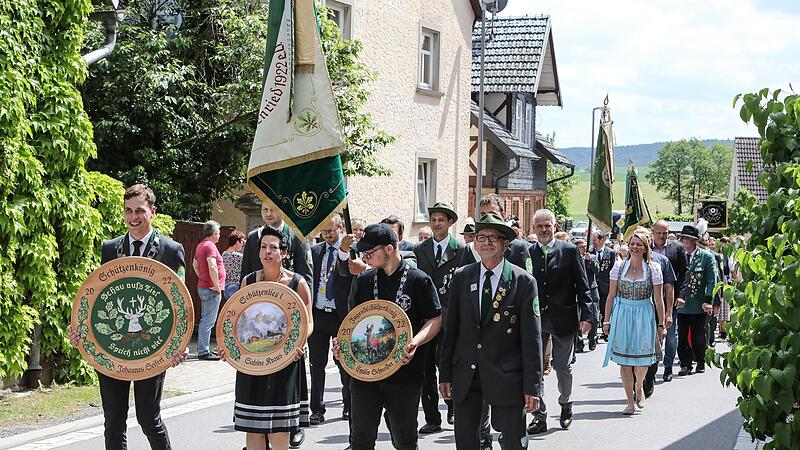Ein pr&auml;chtiges Bild: Die D&uuml;rrenrieder Majest&auml;ten und Sch&uuml;tzenmeister Manfred Schramm (rechts) f&uuml;hrten den Festzug an.Sch&uuml;tzenverein D&uuml;rrenried 100 Jahre
