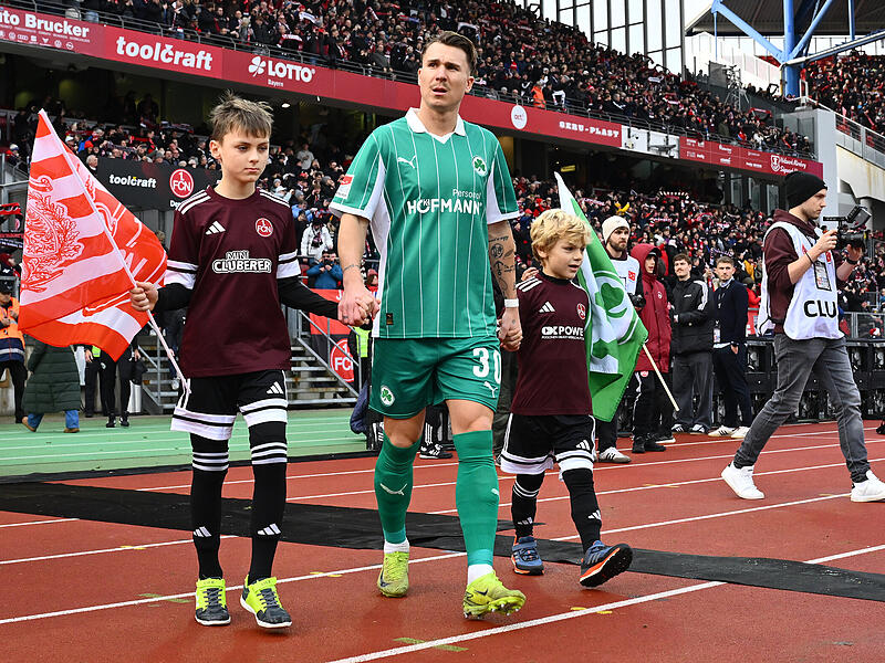 1. FC Nürnberg - SpVgg Greuther Fürth Felix Klaus läuft beim Fürther Gastspiel beim Club ins Frankenstadion ein. Warum er nie für den 1. FC Nürnberg spielte, verrät er im Interview.