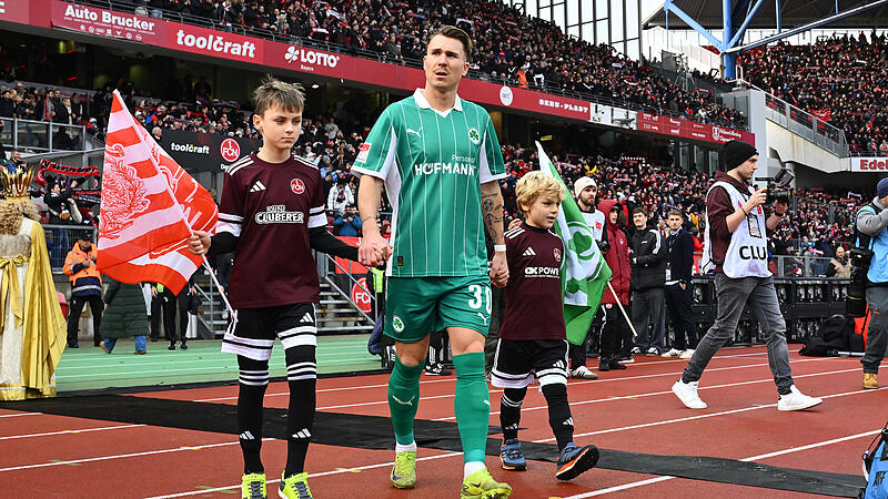 Felix Klaus l&auml;uft beim F&uuml;rther Gastspiel beim Club ins Frankenstadion ein. Warum er nie f&uuml;r den 1. FC N&uuml;rnberg spielte, verr&auml;t er im Interview.