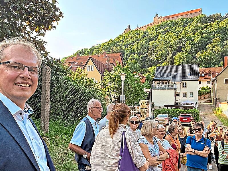 10 Muss die Plassenburg so zugewachsen sein? Früher gab es unterhalb der Burg Streuobstwiesen. 10 Muss die Plassenburg so zugewachsen sein? Früher gab es unterhalb der Burg Streuobstwiesen.