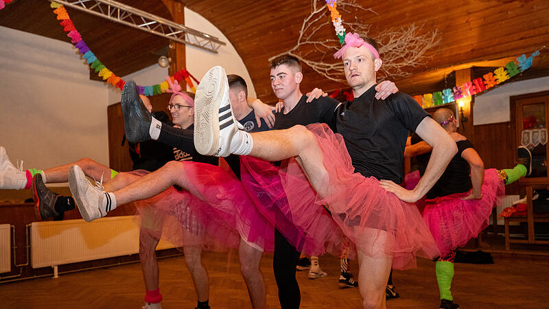 Die ersten Schritte sitzen &ndash; und die Tutus auch.